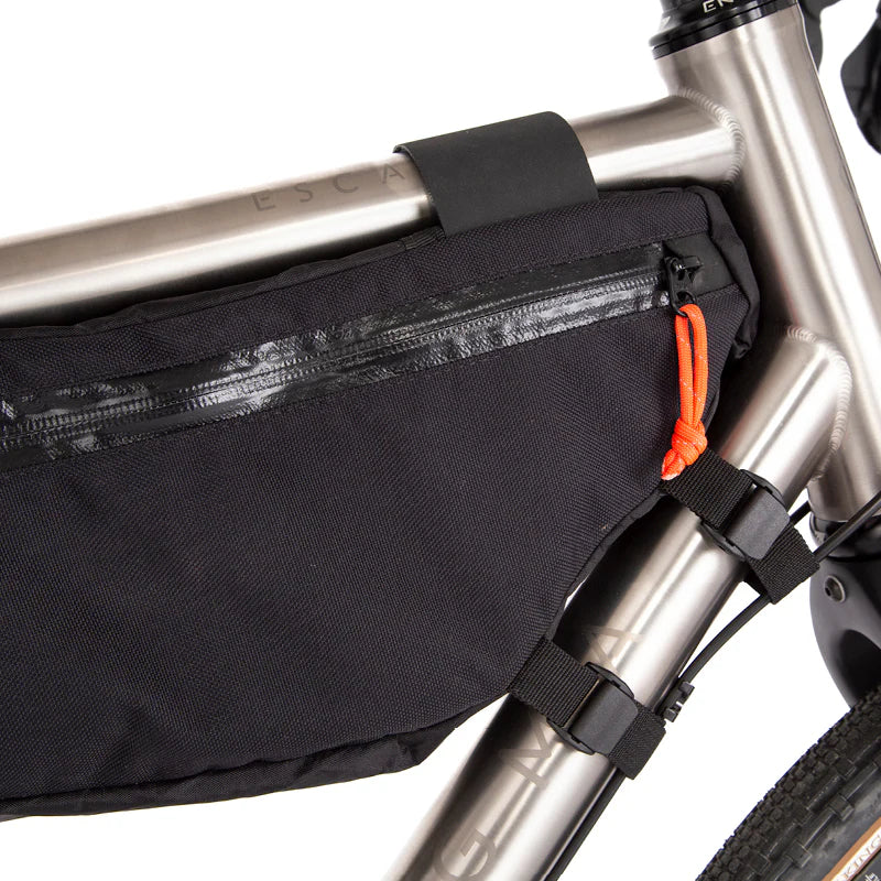 Vooraanzicht van de Restrap Frame Bag Large met de waterdichte rits en oranje trekkoord.
