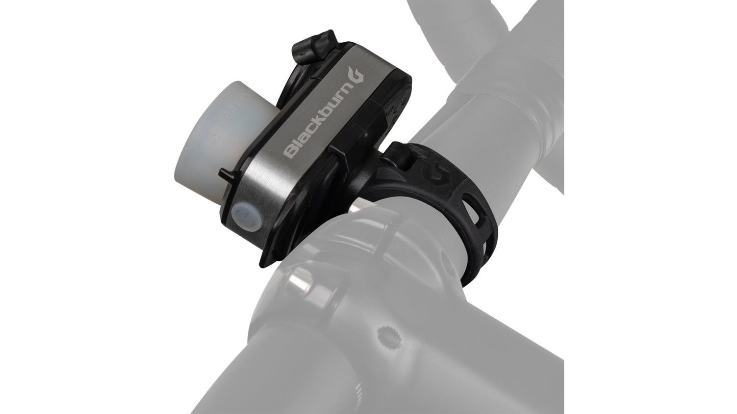 De Blackburn Outpost lamp gemonteerd op een fietsstuur met de siliconen strap, functionerend als fietsvoorlicht.