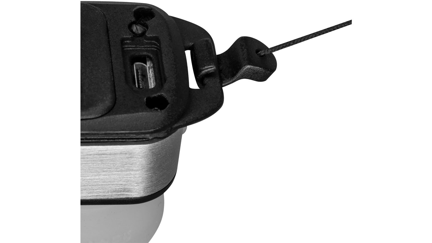 Close-up van de afgedekte micro-USB oplaadpoort van de Blackburn Outpost lamp.