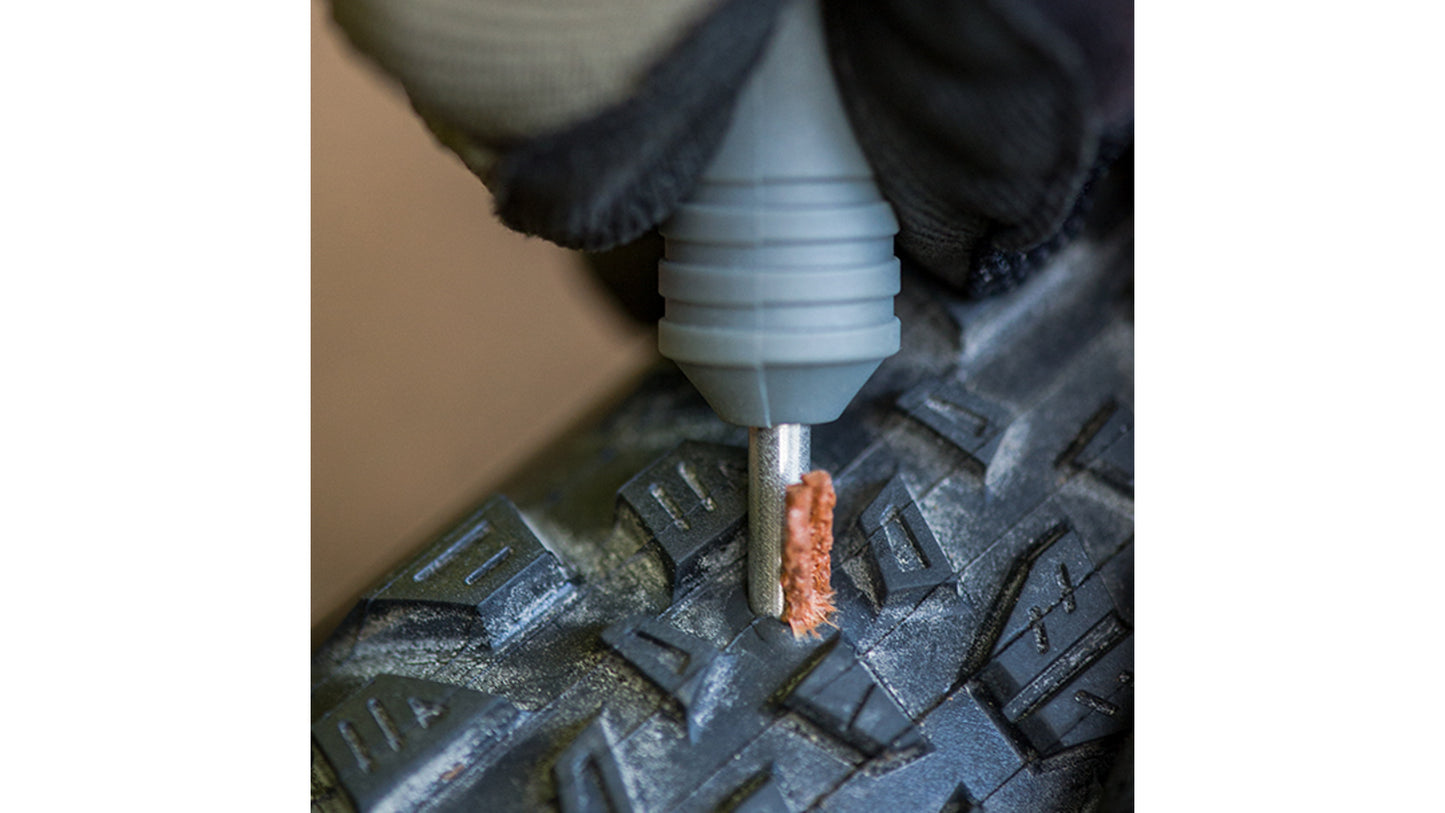 De Blackburn Plugger tool in actie, bezig met het dichten van een lek in een tubeless mountainbikeband.
