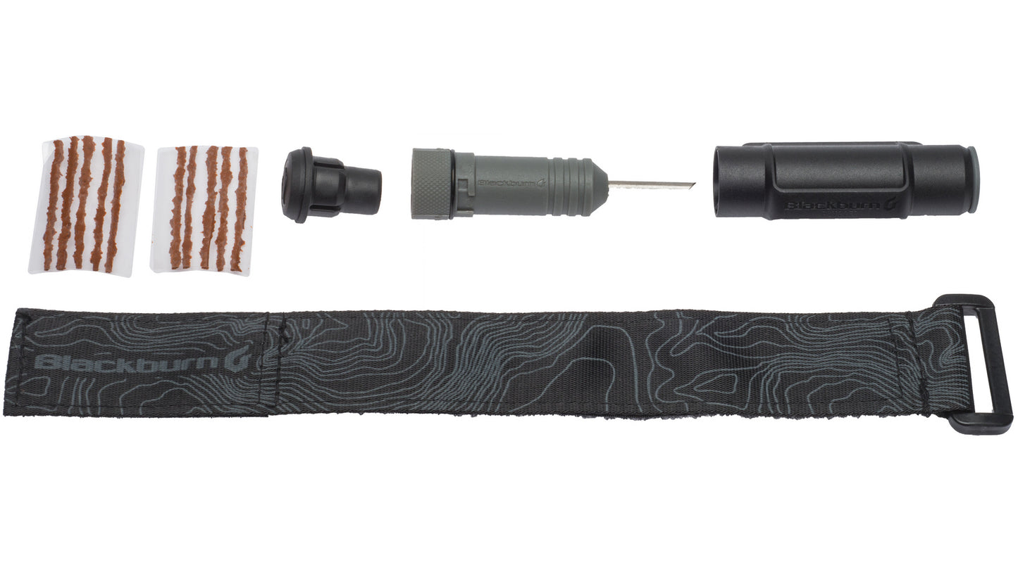 Alle onderdelen van de Blackburn Plugger tubeless repair kit, inclusief tool, plugs, houder en strap.