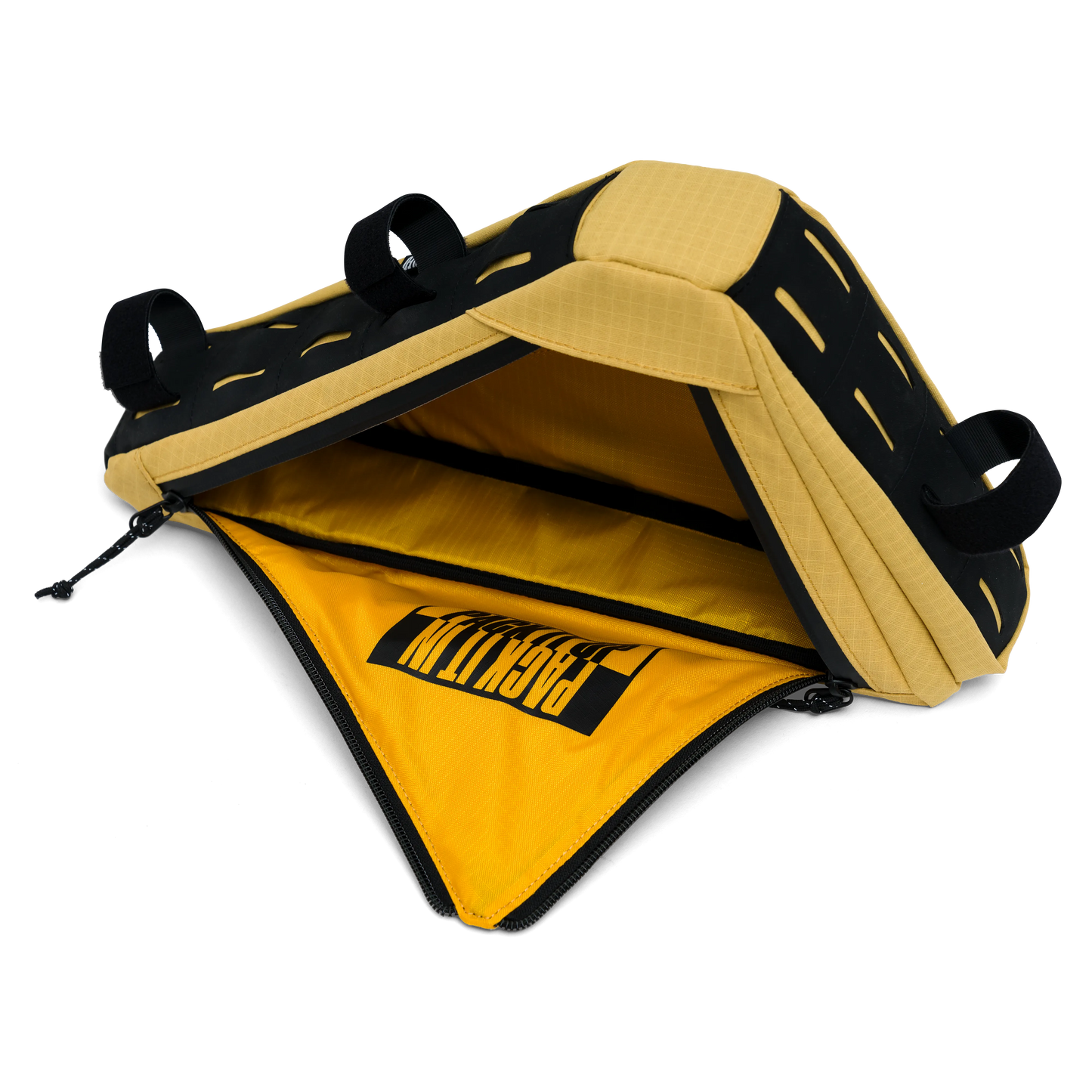 De geopende Capsuled Triangle Bag in het okergeel, die de ruime binnenkant en voering toont.