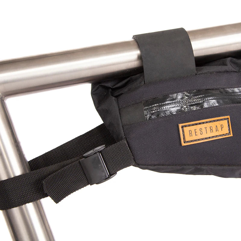 Detailopname van de strap-bevestiging en de waterdichte YKK-rits van de Restrap Frame Bag Medium.