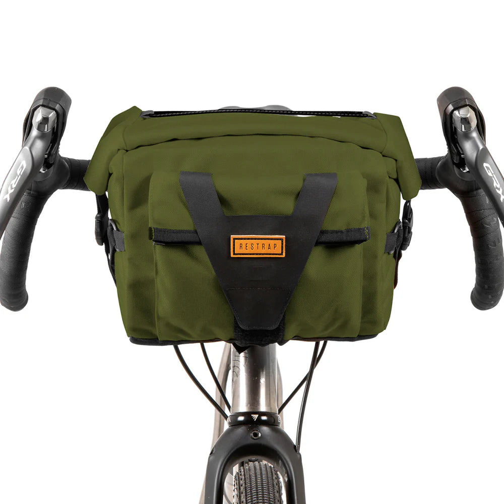 Olijfgroene Restrap Bar Pack 10L stuurtas, vooraanzicht op een fietsstuur.