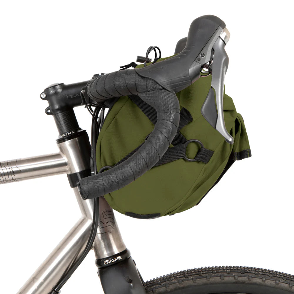 Zijaanzicht van de olijfgroene Restrap Bar Pack die de bevestiging aan het stuur toont.