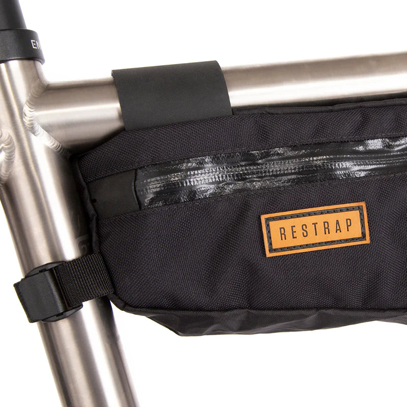 Close-up van het klassieke, vegan-vriendelijke PU-label op de Restrap Frame Bag.