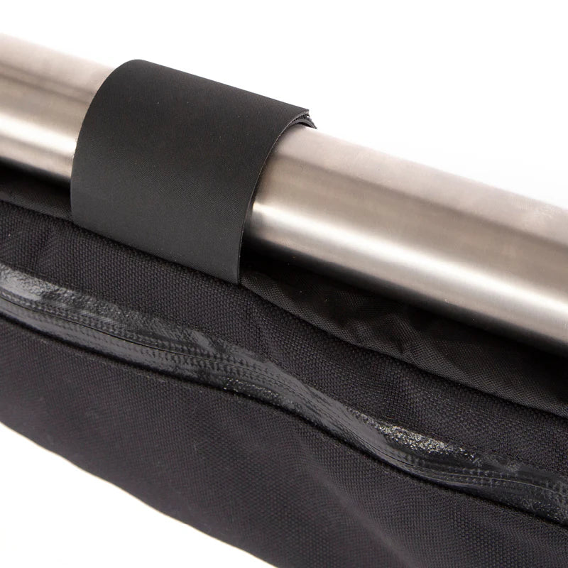 Detailopname van de rubberen anti-slip strap van de Restrap Frame Bag voor een stabiele bevestiging.