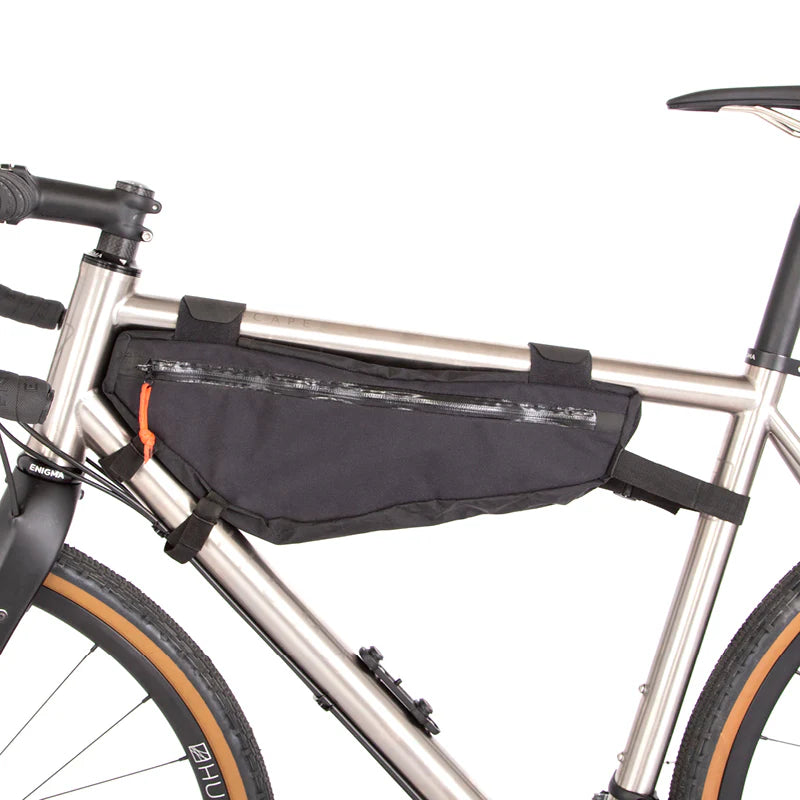De Restrap Frame Bag Medium gemonteerd op een fiets, gezien vanaf de niet-aandrijfzijde.