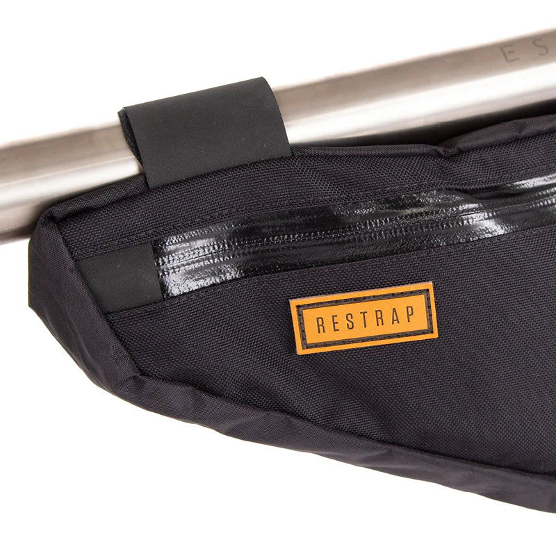 Detail van de rubberen anti-slip strap van de Restrap frametas om de bovenbuis van een fiets.