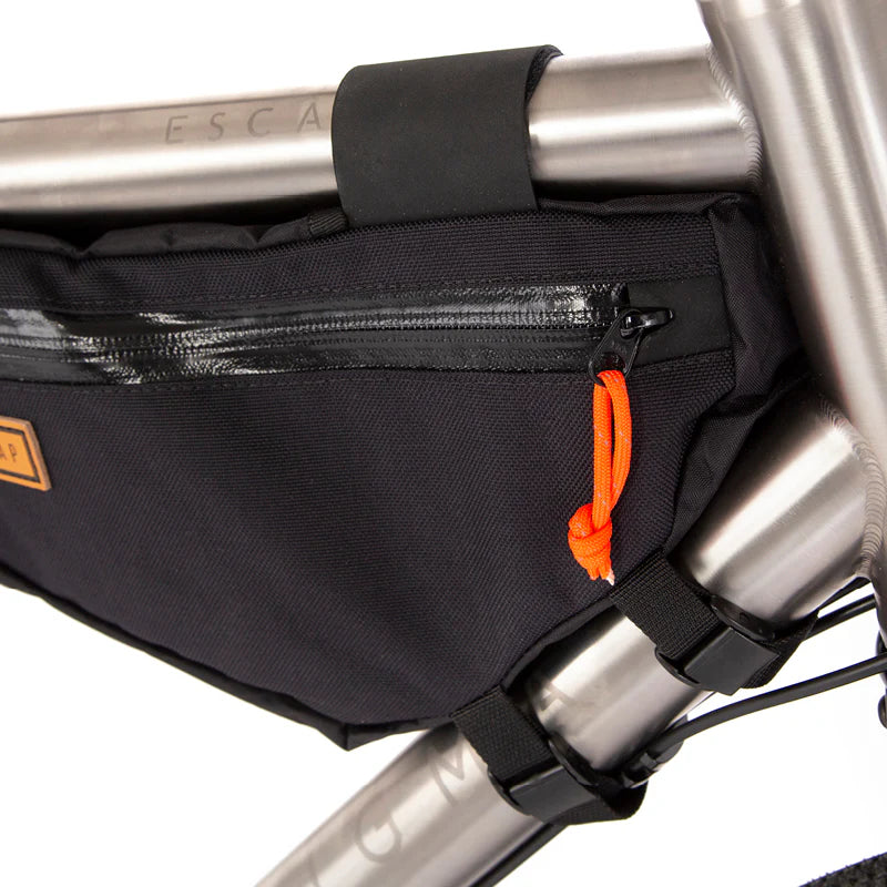 Close-up van de waterdichte YKK Aquaguard rits en het Restrap label op de kleine frametas.