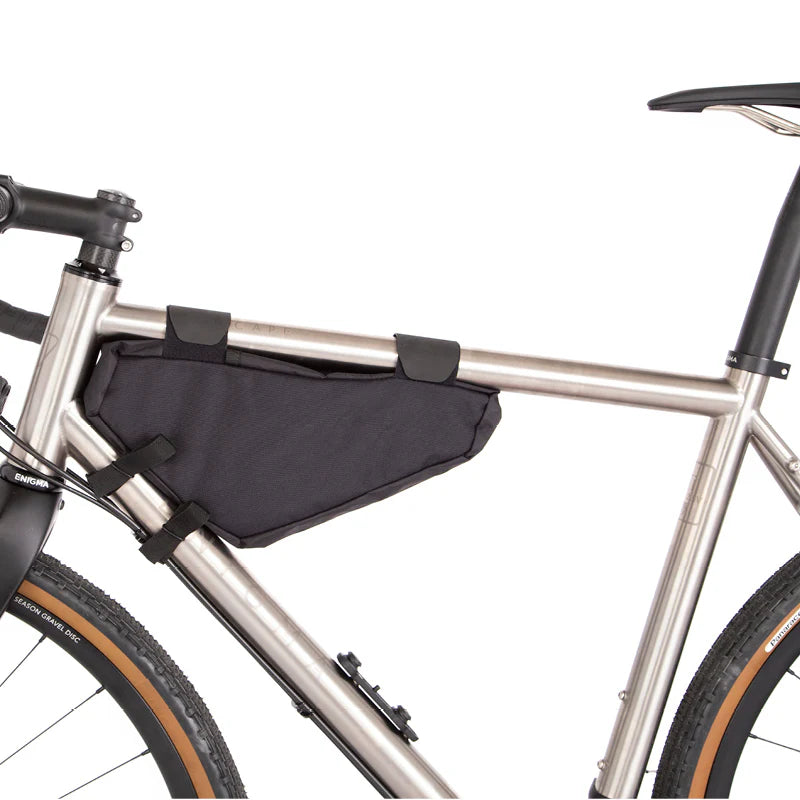 Zijaanzicht van de niet-aandrijfzijde van de Restrap Frame Bag Small op een fietsframe.