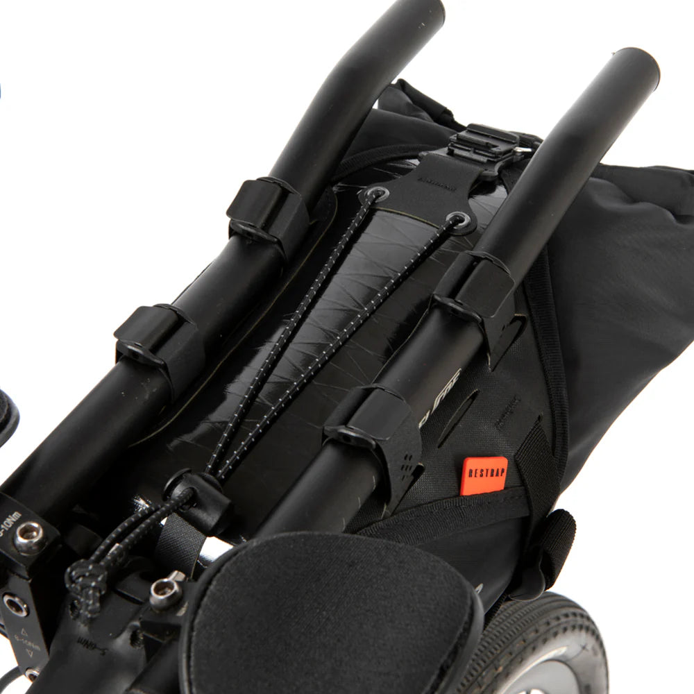 Close-up van het holster, de Hypalon lussen en het elastische opbergkoord van de Aero Bar Bag.