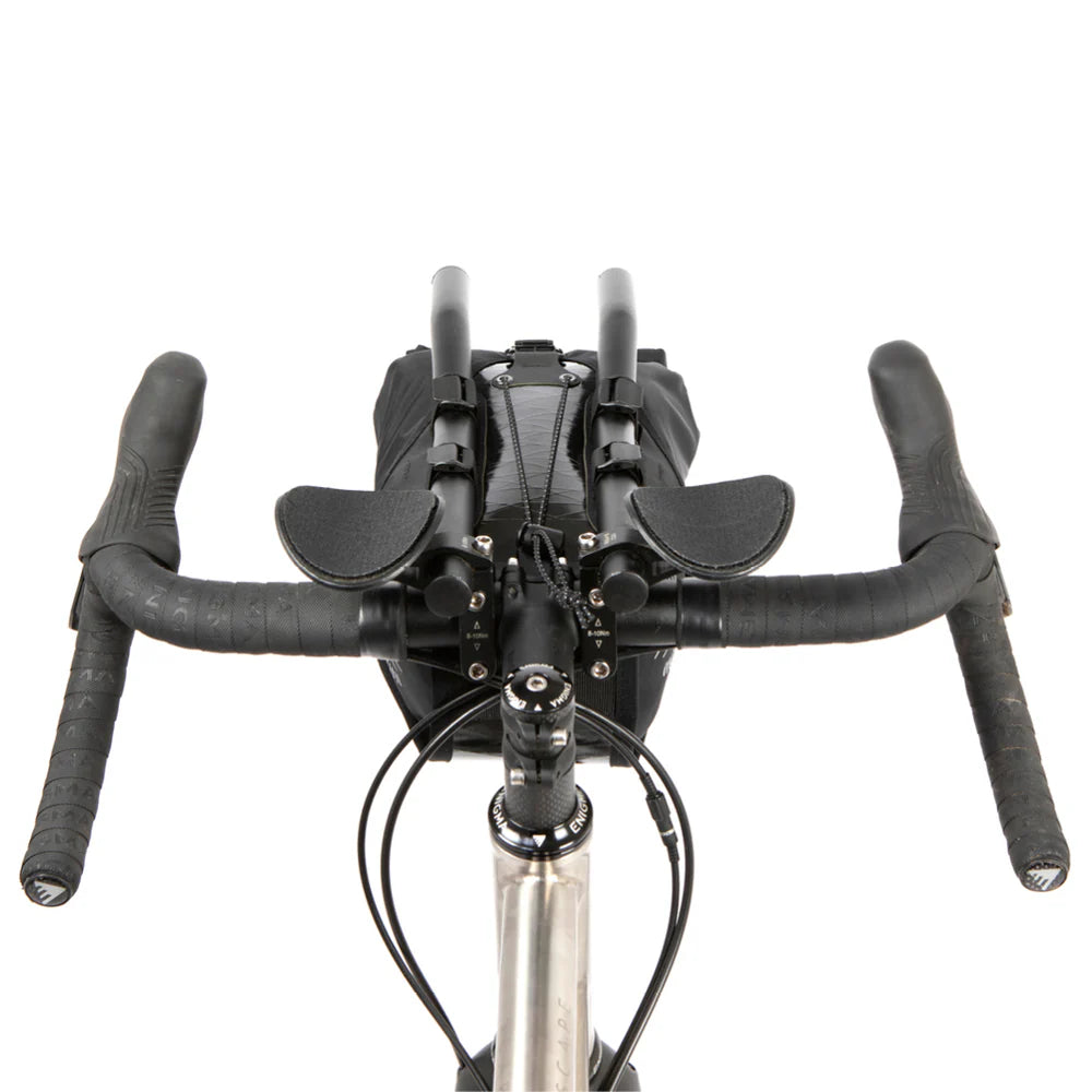 Bovenaanzicht van de complete cockpit met de Restrap Race Aero Bar Bag tussen het ligstuur.