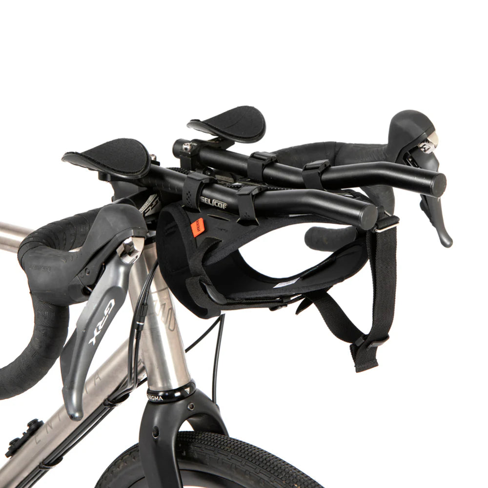 Heldere weergave van de Restrap Race Aero Bar Bag en de bevestiging aan het ligstuur.