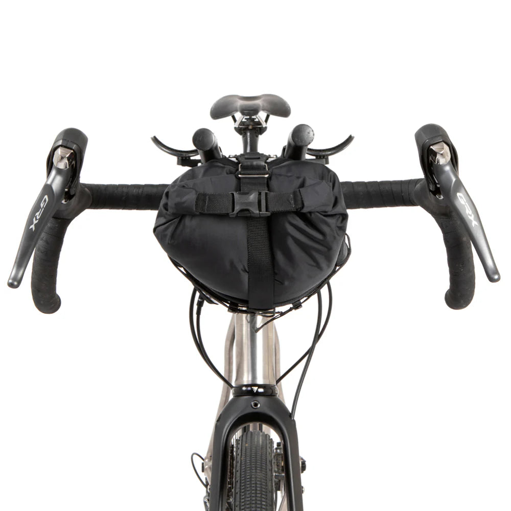 Vooraanzicht van de fiets met de Restrap Race Aero Bar Bag voor minimale luchtweerstand.