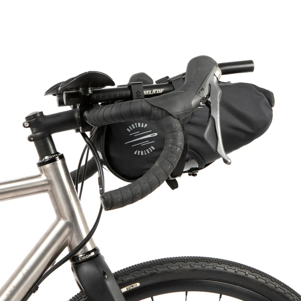 Zijaanzicht van de Restrap Race Aero Bar Bag, die de gestroomlijnde pasvorm toont.