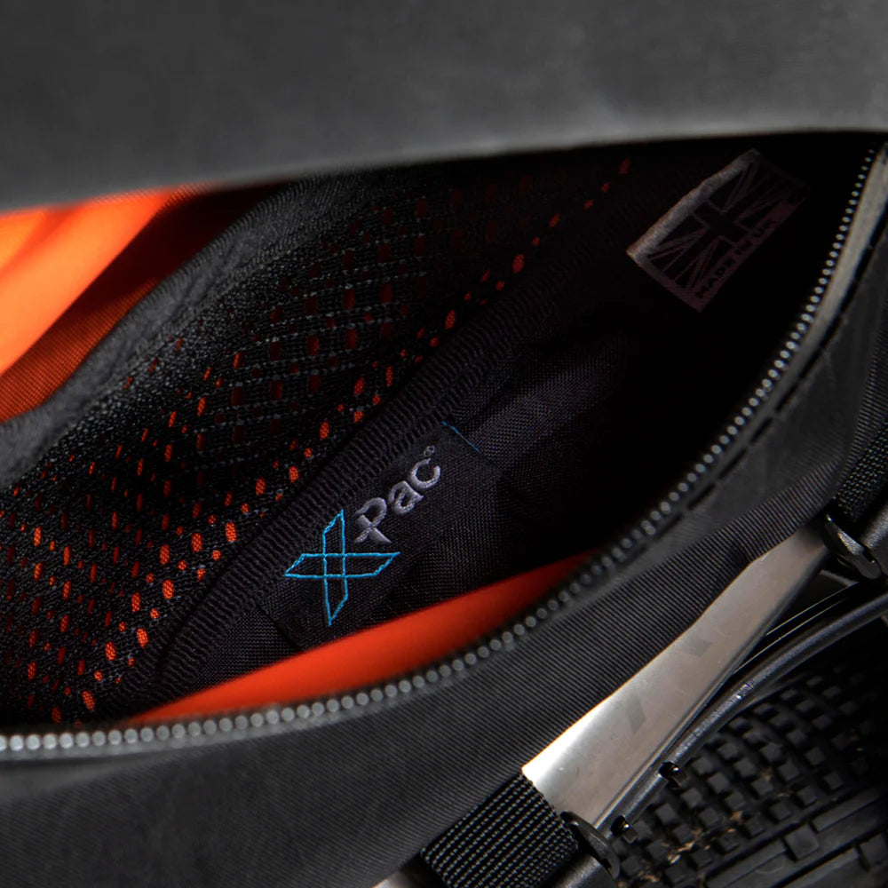 Interieur van de Restrap Race Frame Bag Large met het X-Pac en 'Made in UK' label zichtbaar.