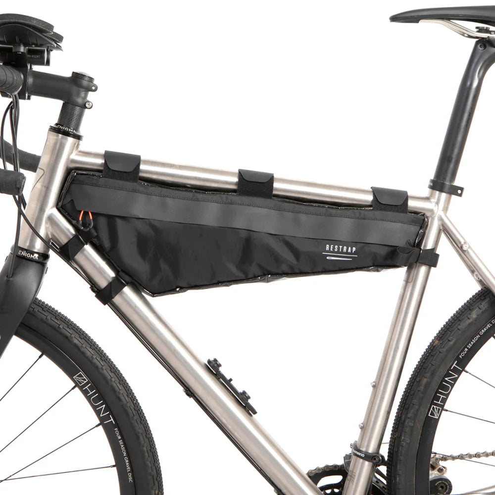 De Restrap Race Frame Bag Large volledig gemonteerd op een titanium gravelbike.