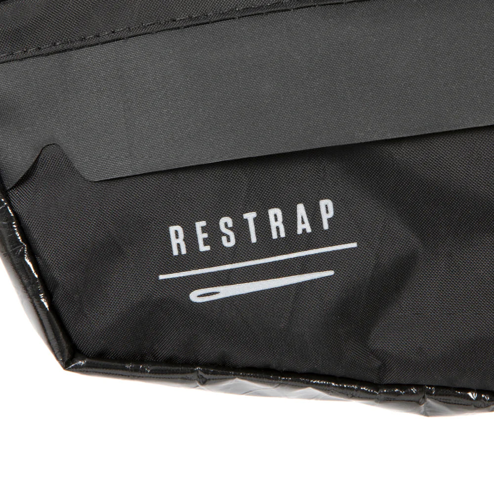 Detailopname van het Restrap logo en de textuur van de waterdichte X21-stof van de frametas.
