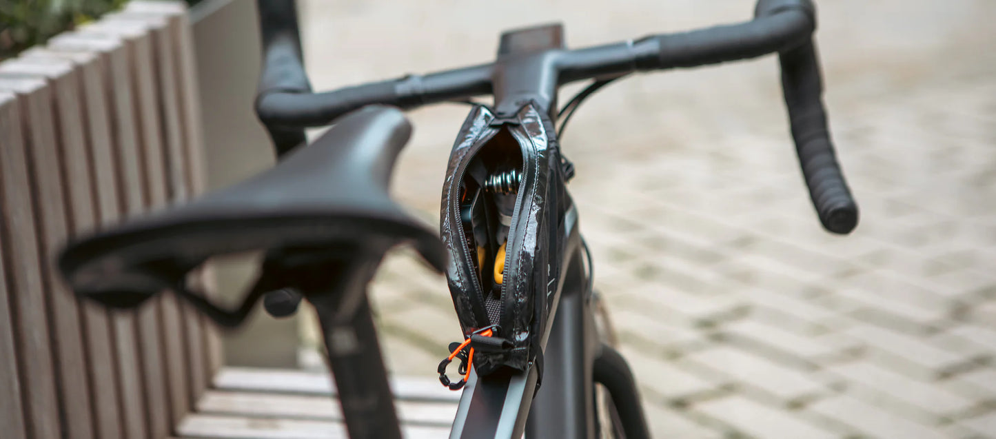 De Restrap Race Top Tube Bag Short gemonteerd op het stuur en de bovenbuis van een racefiets