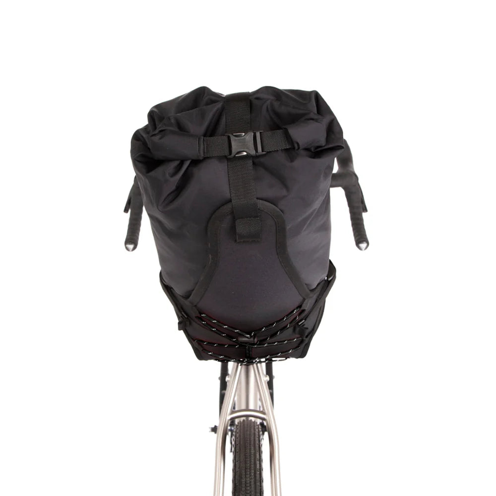 Achteraanzicht van de Restrap Saddle Bag 14L die het stabiele profiel en de rolsluiting toont