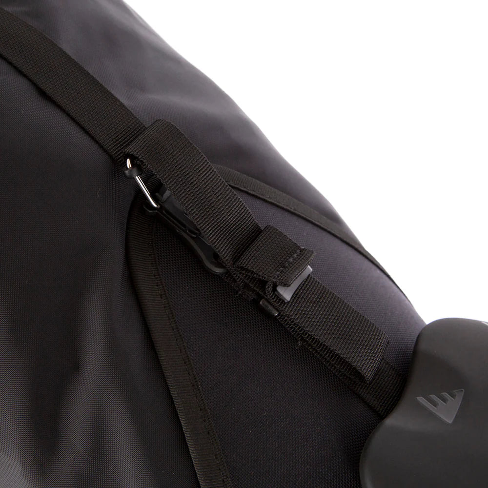 Close-up van de handige Fidlock™ magnetische gesp voor het vastzetten van de dry bag.