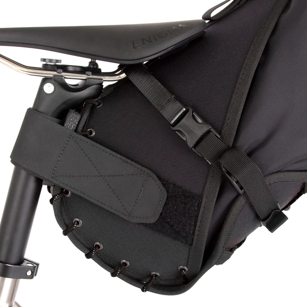 Detailopname van de hardshell holster en de stevige bevestigingsriemen van de Restrap Saddle Bag