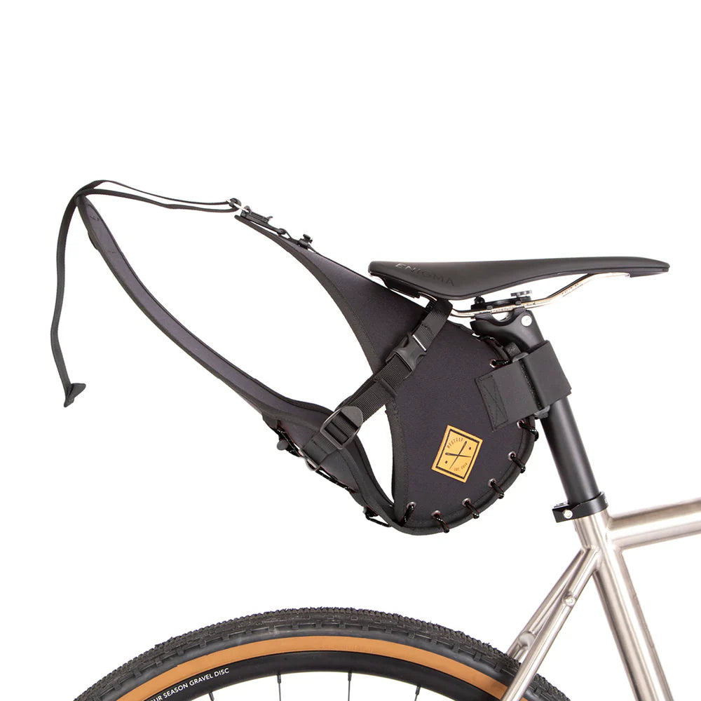 De Restrap Saddle Bag holster gemonteerd op de fiets, zonder de 14L dry bag.