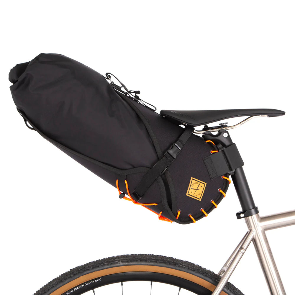 Restrap Saddle Bag 14L zadeltas met de optionele oranje reflecterende paracord.