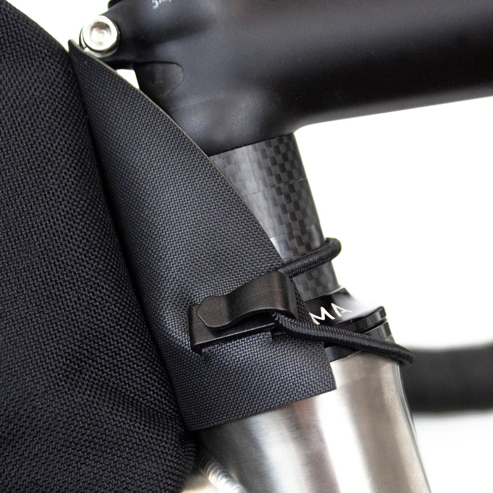 Detailopname van de stabiele bungee-koordbevestiging van de Restrap Top Tube Bag voor een vaste passing.