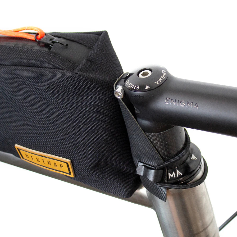 Close-up van de universele headset-bevestiging van de Restrap Top Tube Bag rond een balhoofdbuis.