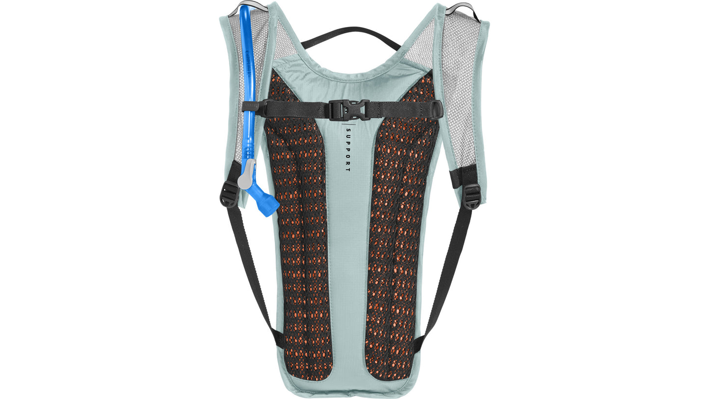 Rugpaneel en geventileerde schouderbanden van de Camelbak Rogue Light in de kleur Haze.