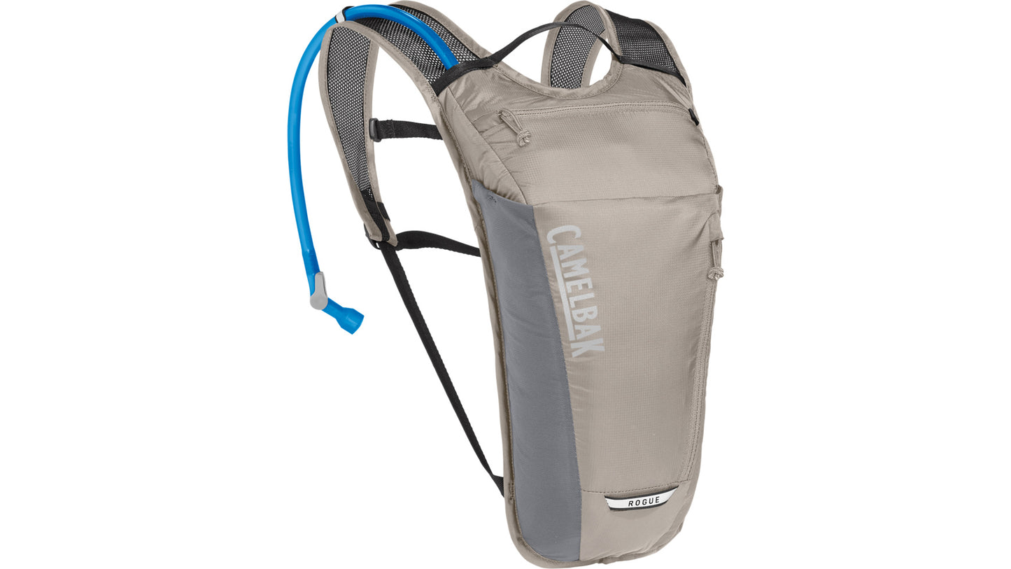 Vooraanzicht van de Camelbak Rogue Light hydratatierugzak in de kleur Aluminium/Zwart.
