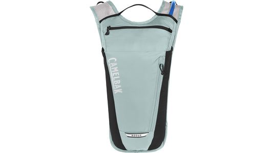 Vooraanzicht van de lichtblauwe Camelbak Rogue Light hydratatierugzak (kleur Haze).