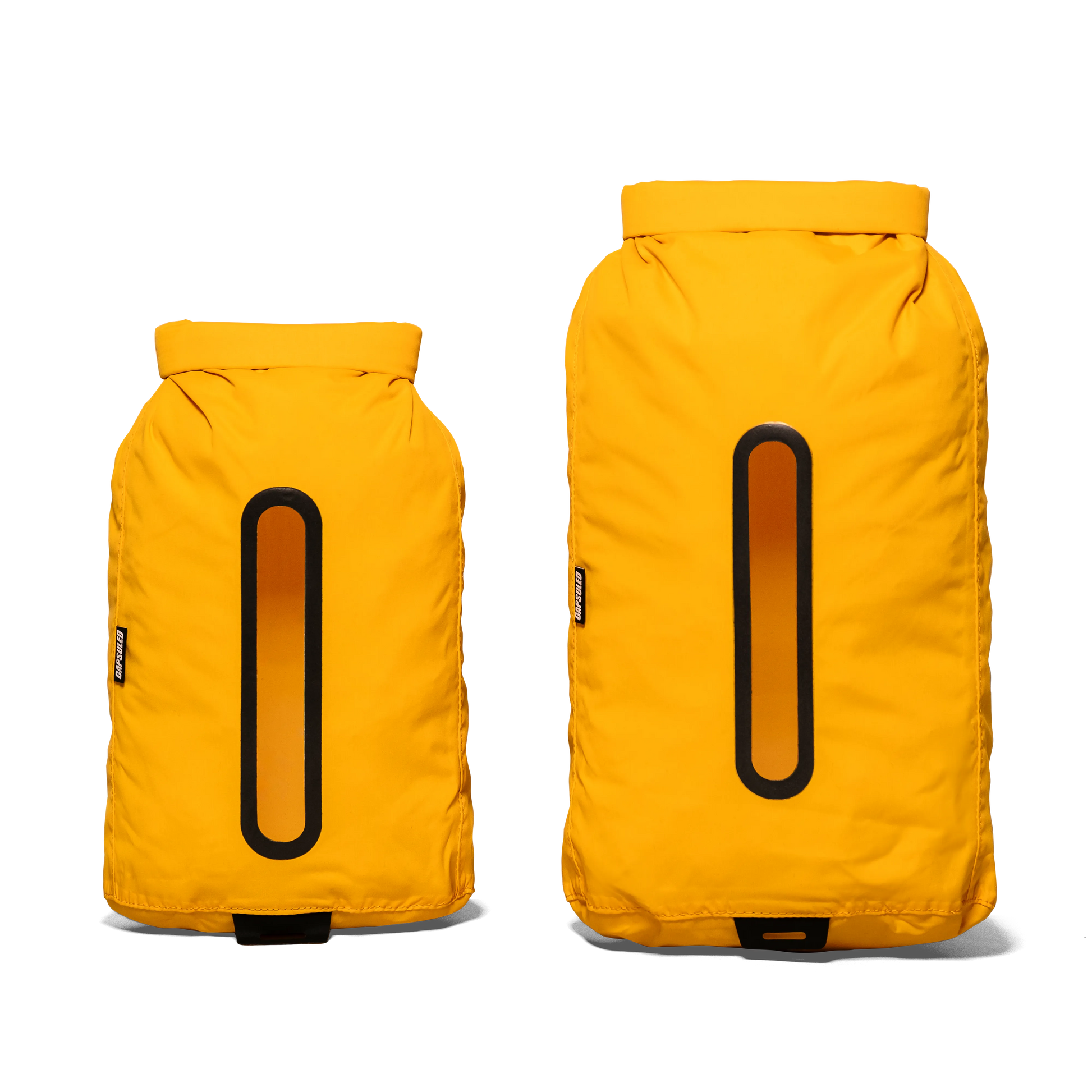 De Capsuled Dry Bag in 3 liter en 6 liter formaat naast elkaar in de kleur Saffron (geel).