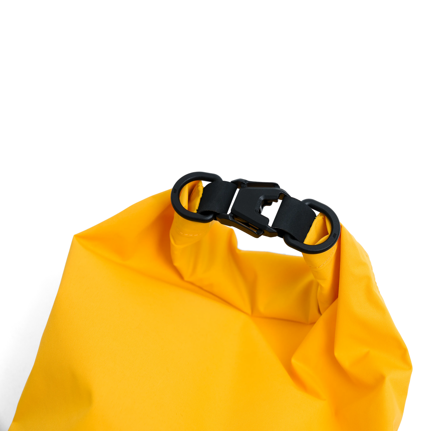 Detailopname van de waterdichte rolsluiting met gesp van de gele Capsuled Dry Bag.