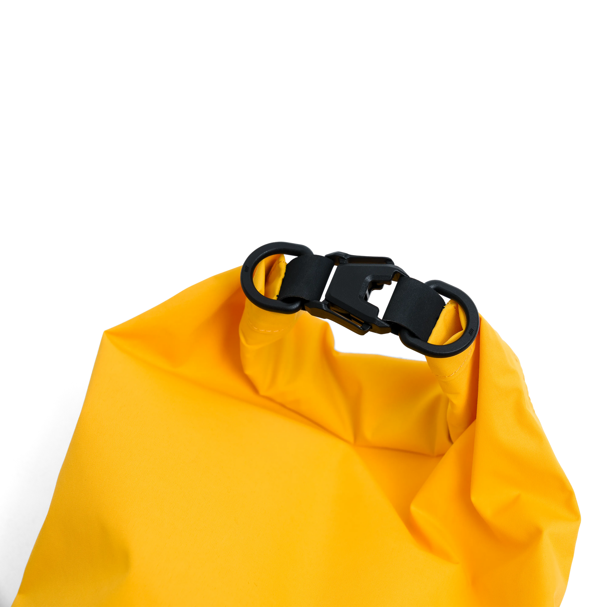 Detailopname van de waterdichte rolsluiting met gesp van de gele Capsuled Dry Bag.