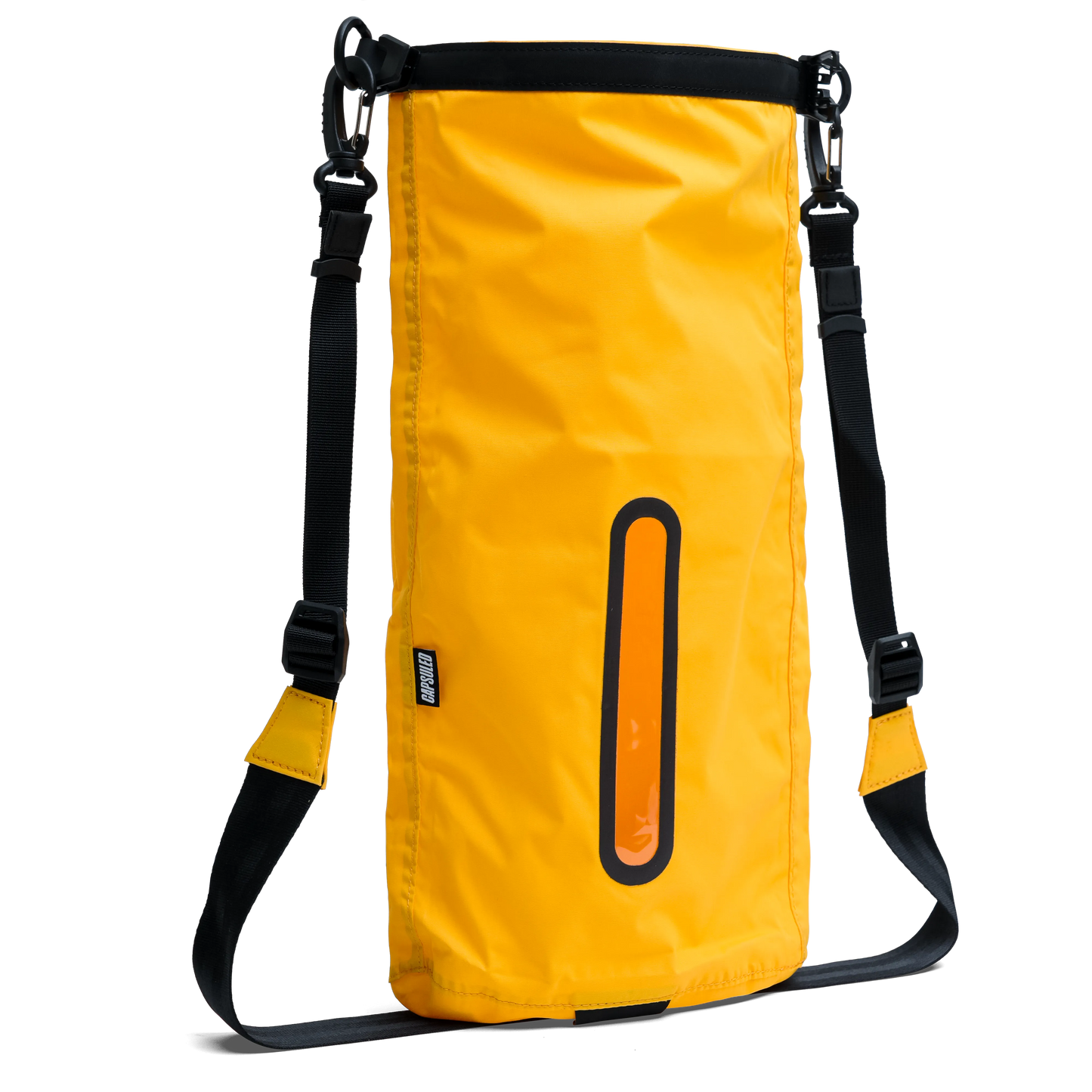 De gele Capsuled Dry Bag omgebouwd tot schoudertas met de afneembare schouderriem.