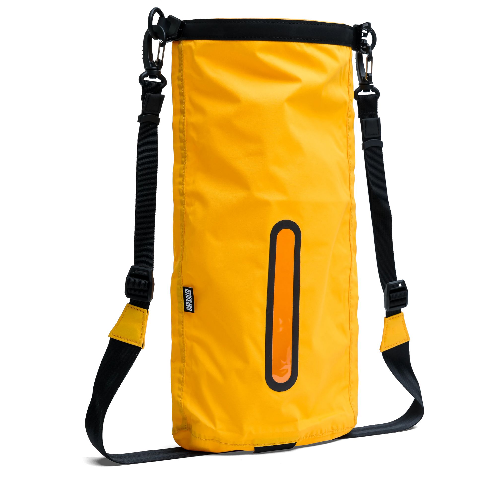 De gele Capsuled Dry Bag omgebouwd tot schoudertas met de afneembare schouderriem.