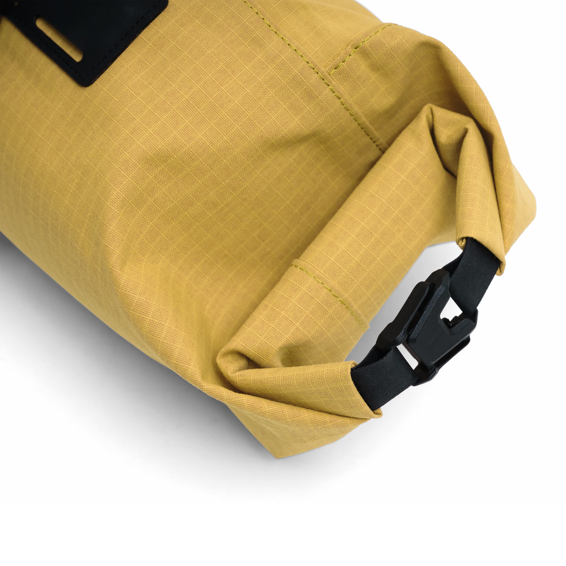 Close-up van de waterdichte rolsluiting met gesp van de Capsuled Handlebar Bag.