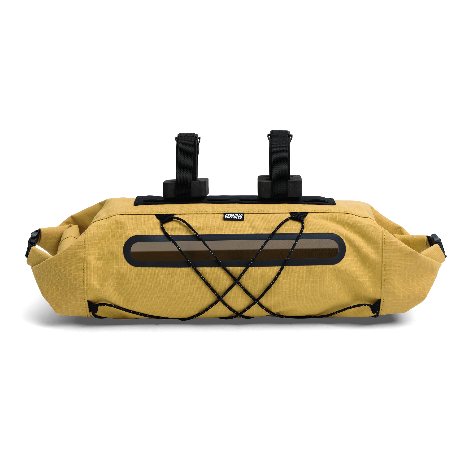Vooraanzicht van de Capsuled Handlebar Bag 7L in Ochre (okergeel) met het bungee koord.