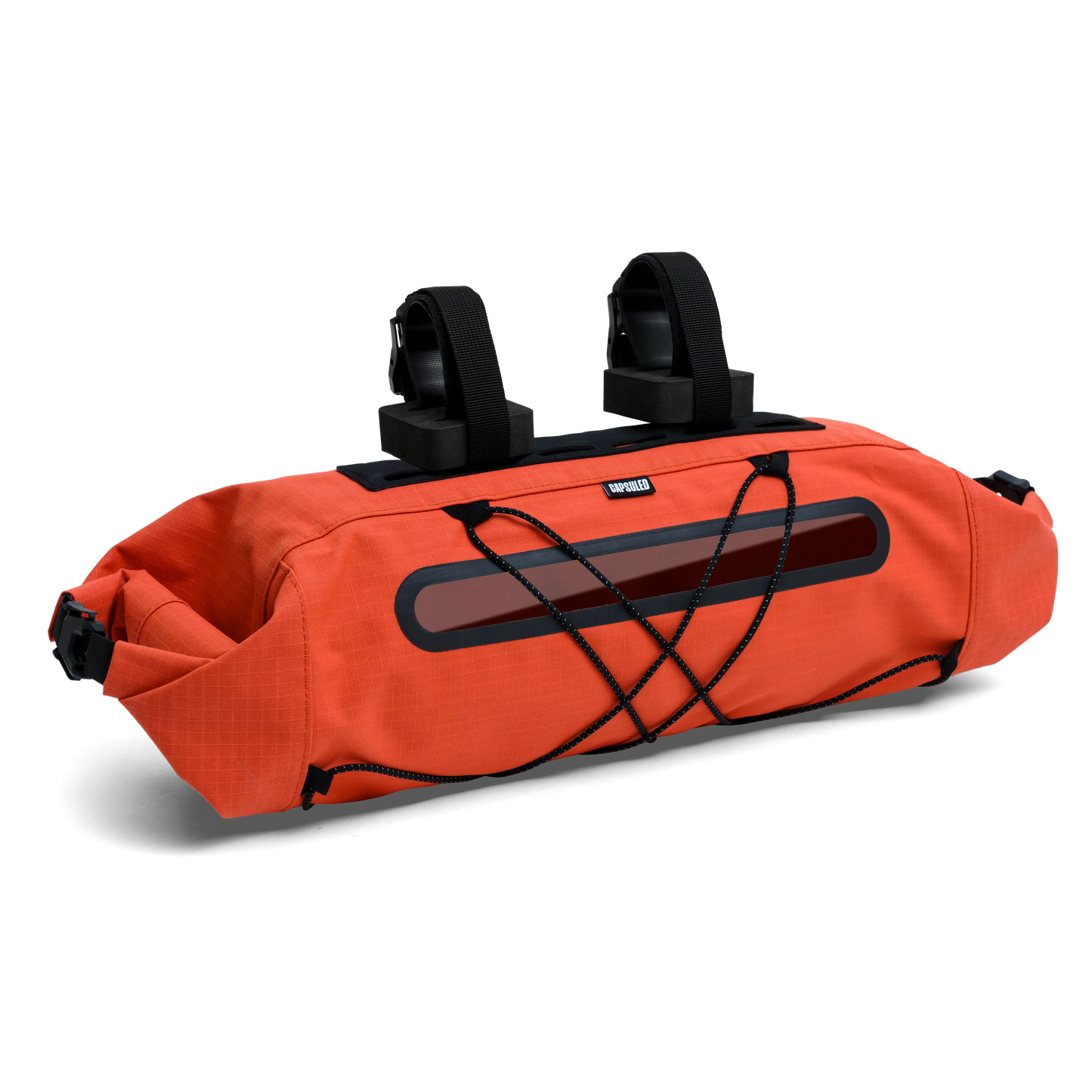 Schuin perspectief van de Capsuled Handlebar Bag 7L in de kleur Orange Rust (roestoranje).
