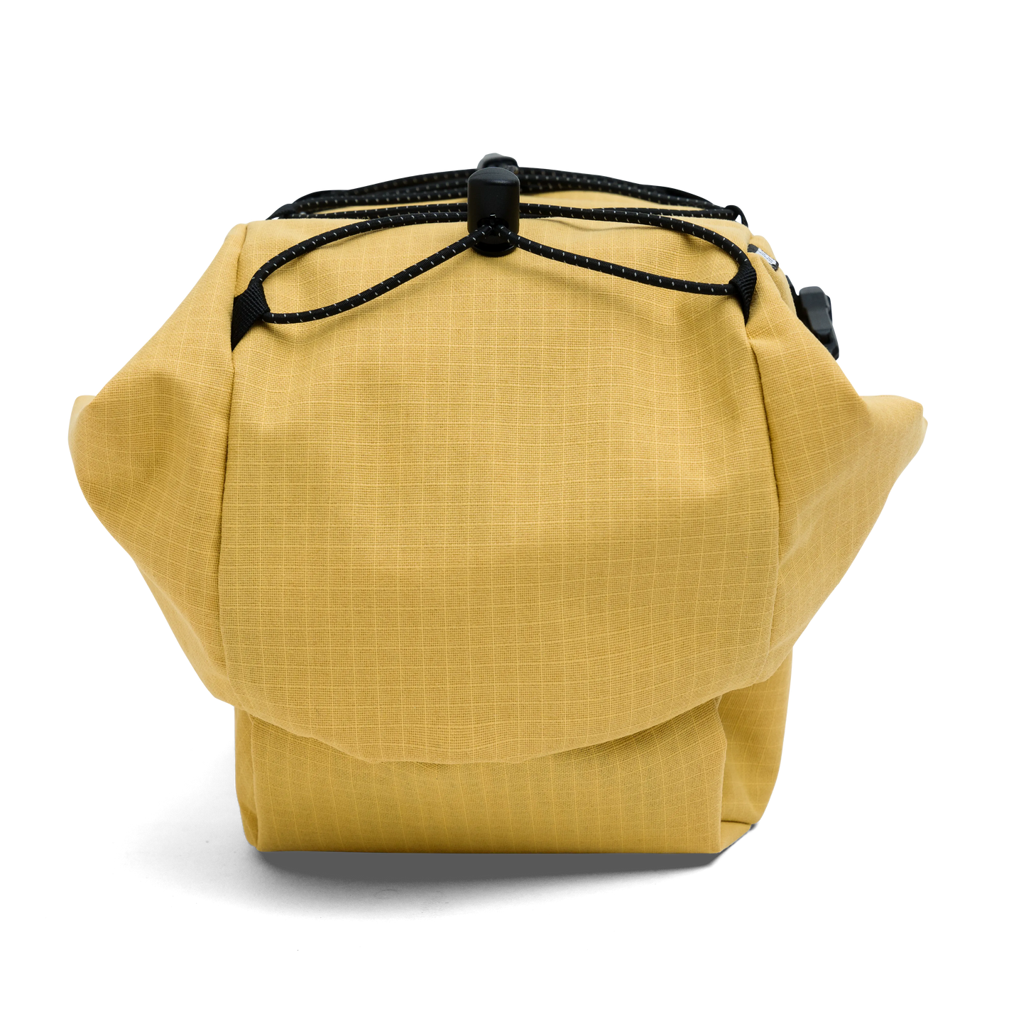 Achteraanzicht van de gele Capsuled zadeltas die de opgerolde sluiting toont.