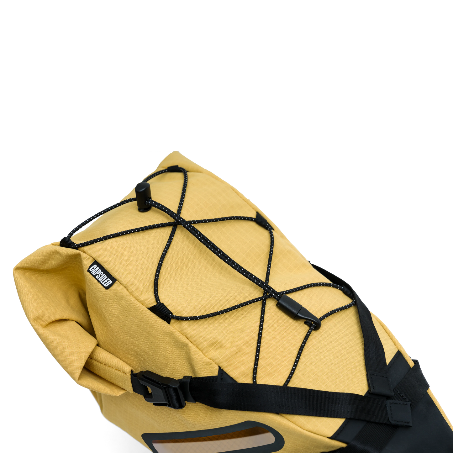Bovenaanzicht van de gele Capsuled Saddle Bag met het externe bungee koord en het merklabel.