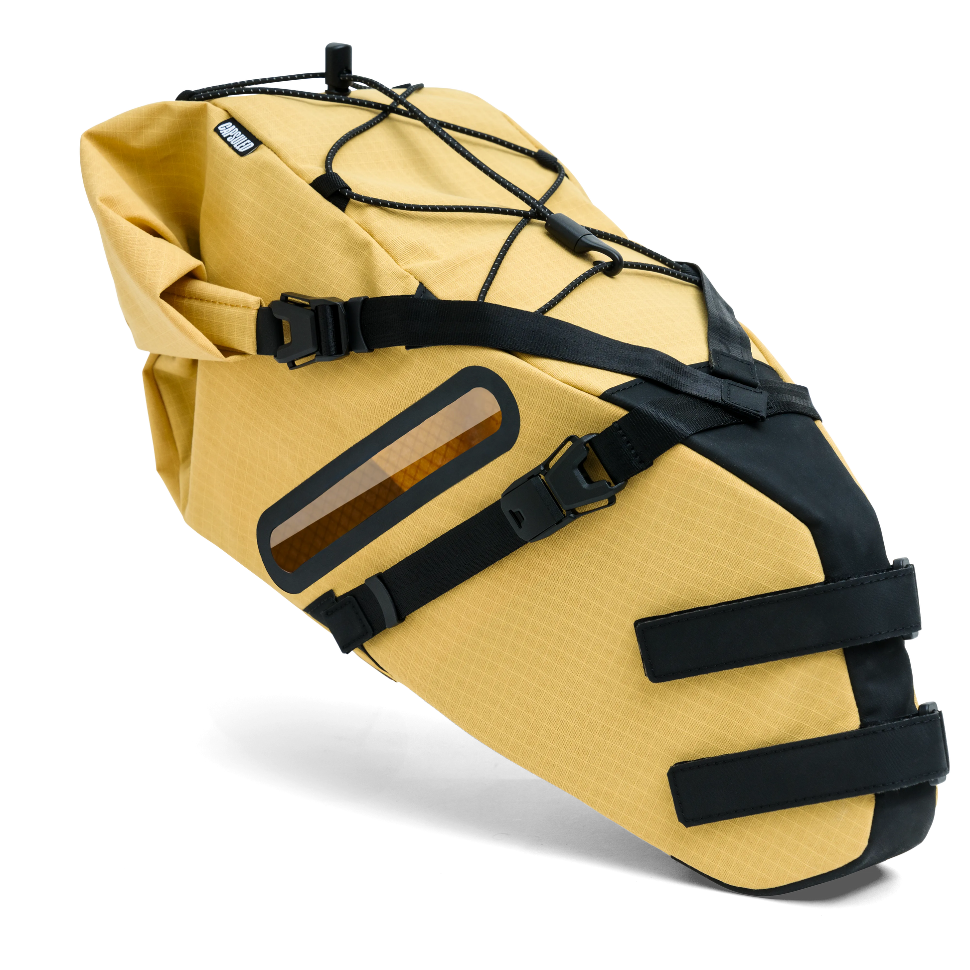 Schuin perspectief van de Capsuled Saddle Bag 14L in de kleur Ochre (okergeel).
