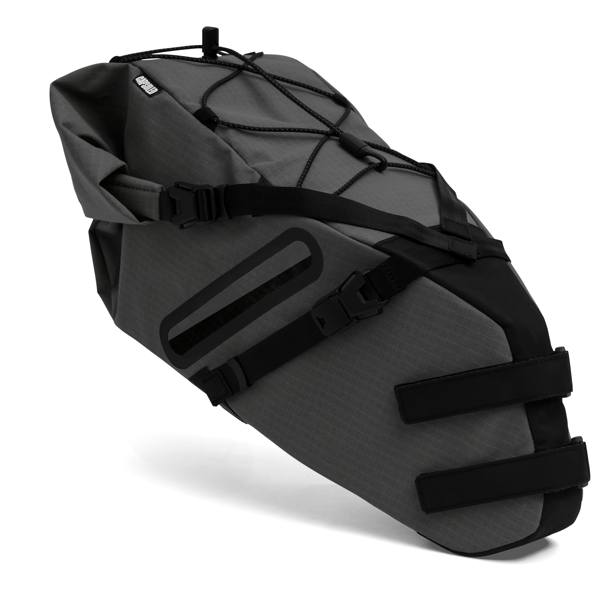 Schuin perspectief van de Capsuled Saddle Bag 14L in de kleur Volcanic Ash (grijs).