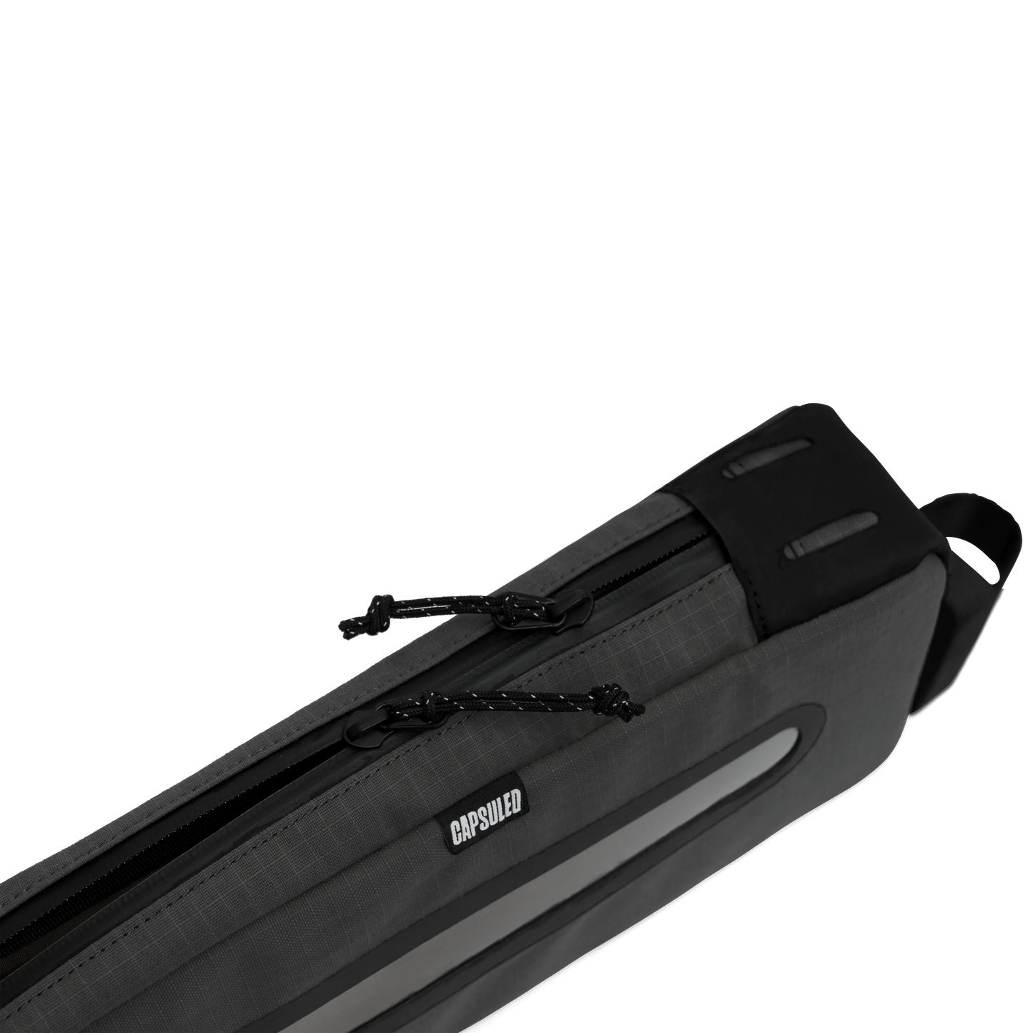Detailopname van de waterdichte rits en het Capsuled-logo op de bovenbuistas.