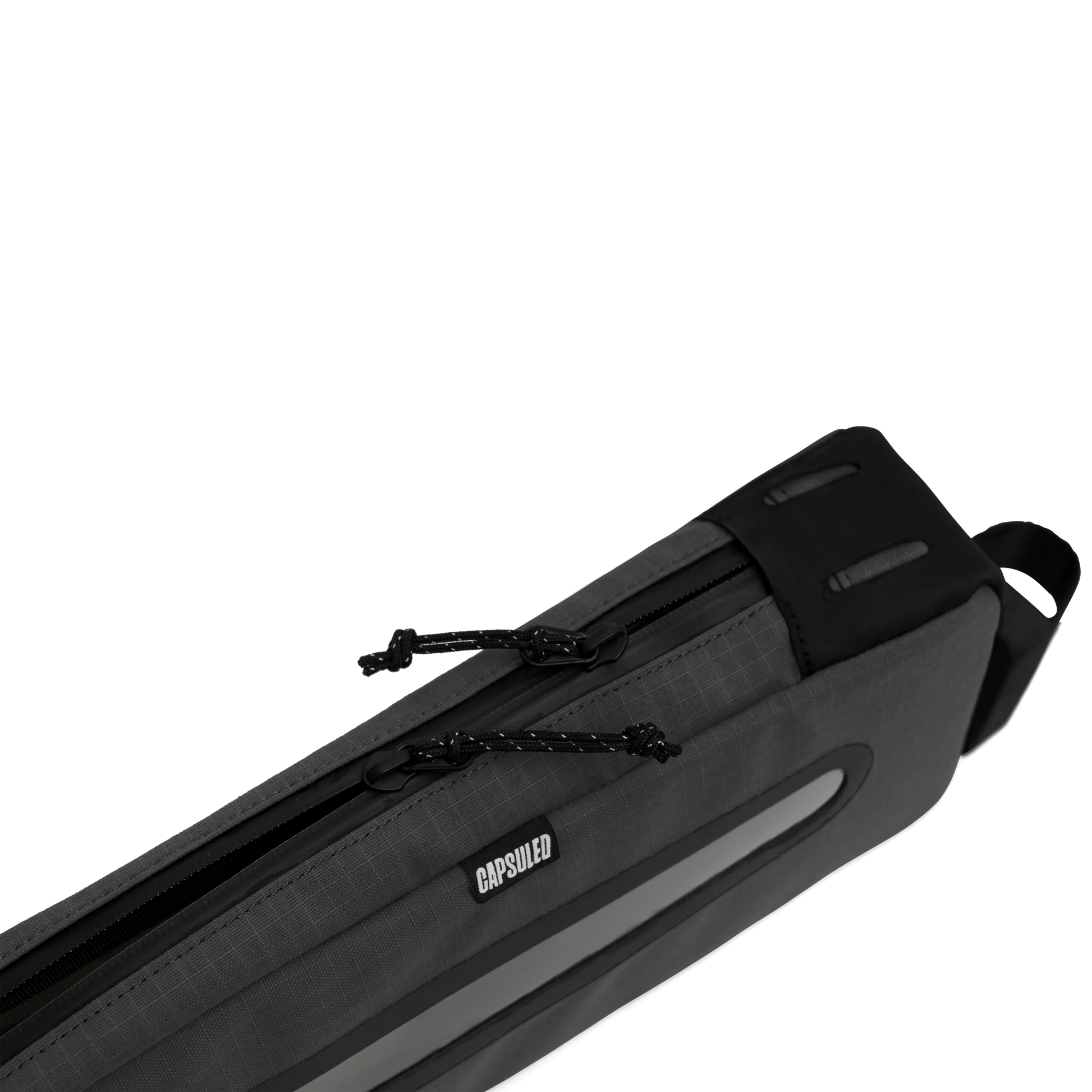 Detailopname van de waterdichte rits en het Capsuled-logo op de bovenbuistas.