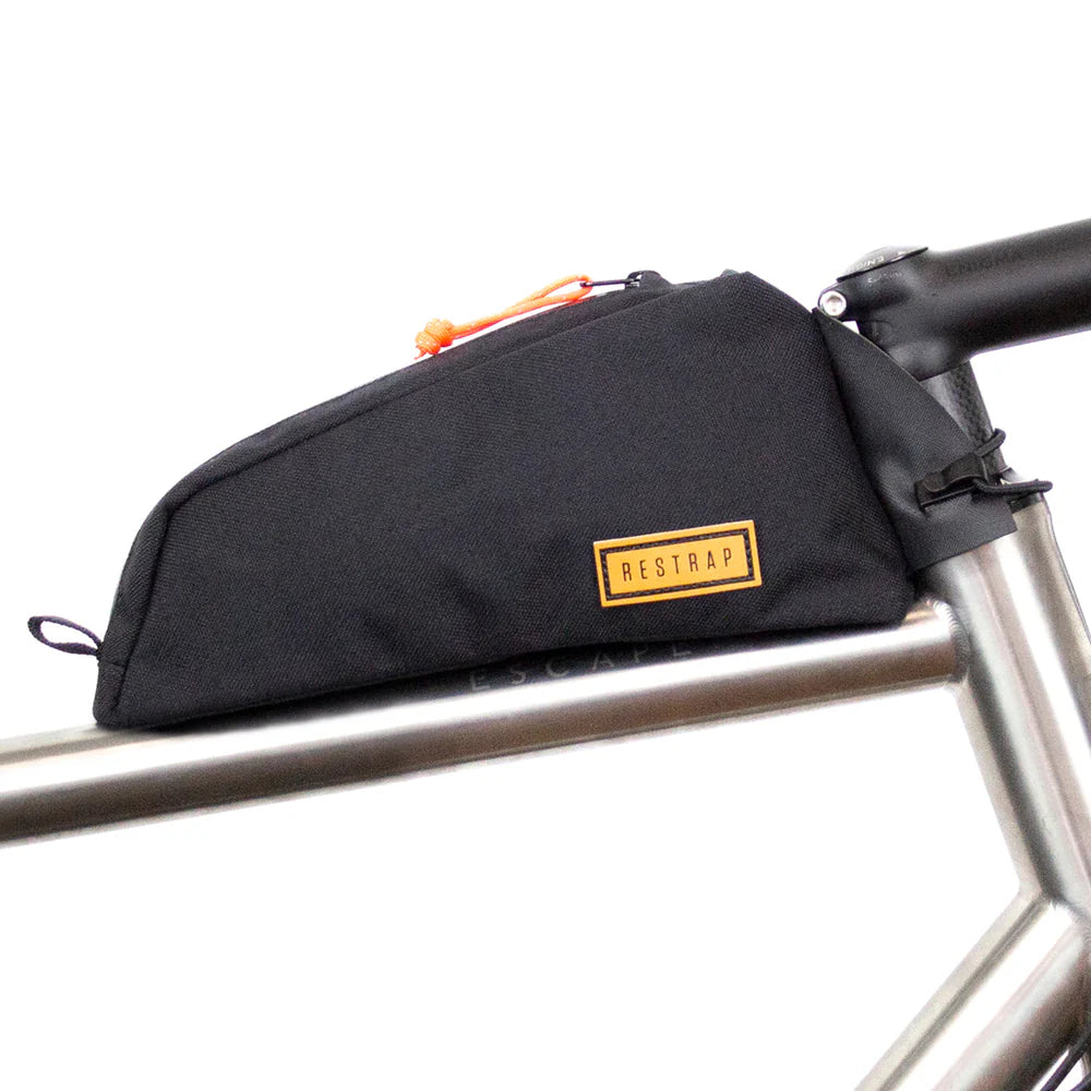Strak zijaanzicht van de Restrap Bolt-On Top Tube Bag, die het gestroomlijnde profiel toont.