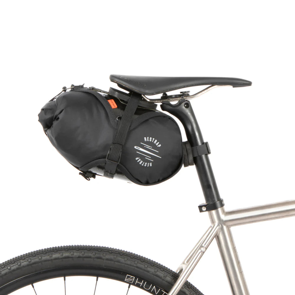 De compacte Restrap Race Saddle Bag 7L gemonteerd onder het zadel van een racefiets.